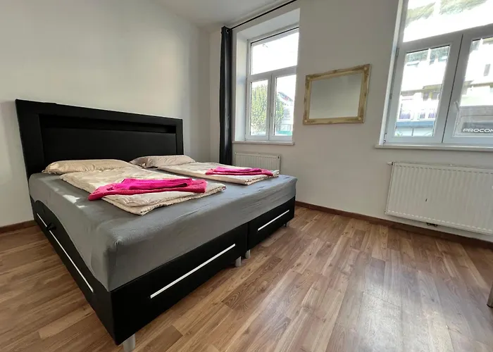 15-min To Center, Simple 3br & 1lr With Wifi Apartment