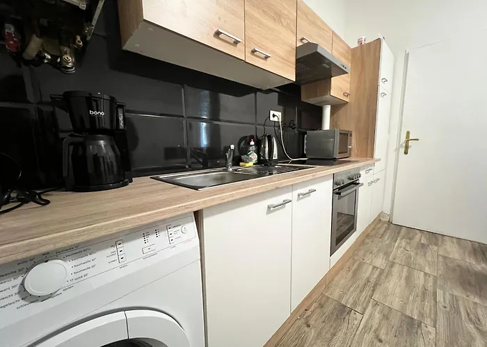 15-min To Center, Simple 3br & 1lr With Wifi *