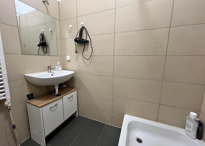 15-min To Center, Simple 3br & 1lr With Wifi